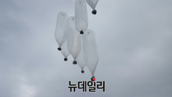 ▲ 5일 경기도 파주에서 북한인권단체 인민의소리가 날려보낸 대북풍선. ⓒ뉴데일리 정성화 기자