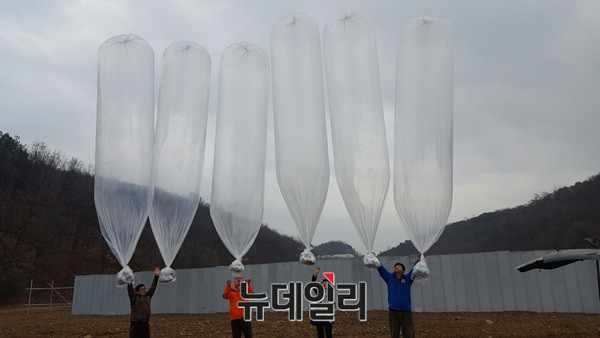 ▲ 인민의소리 회원들이 대북풍선을 띄우는 모습. ⓒ뉴데일리 정성화 기자