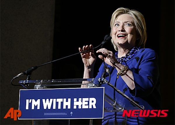 ▲ 지난 2일 뉴욕에서 열린 자선 콘서트에 참석한 힐러리 클린턴 前국무장관. ⓒ뉴시스-AP. 무단전재 및 재배포 금지.