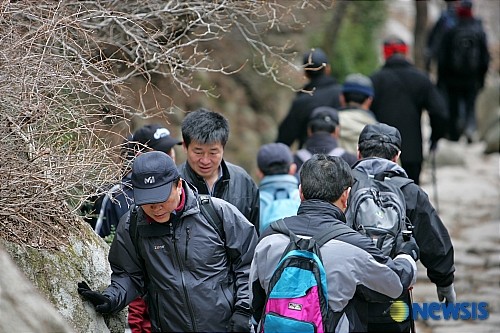 ▲ 탐방객들이 북한산 일대를 걷고 있다. ⓒ뉴시스
