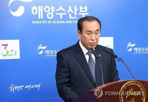 ▲ 공노성 수협중앙회 지도경제사업대표이사가 7일 정부세종청사 해양수산부 기자실에서 노량진수산시장 현대화건물 입주 추진 계획을 밝히고 있다.ⓒ연합뉴스