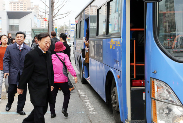 ▲ 버스를 타고있는 설동호교육감ⓒ대전시교육청
