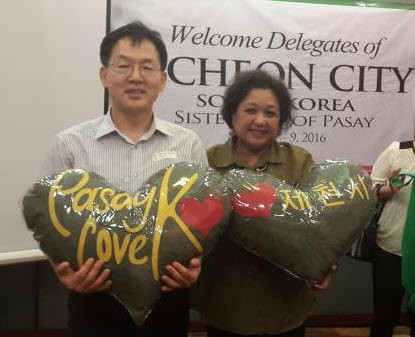 ▲ 김진형 제천시 부시장(왼쪽)이 필리핀 파사이시장과 기념촬영을 가진 모습ⓒ제천시