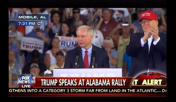 ▲ 2015년 8월 21일(현지시간) 알라바마州 유세 중 제프 세션즈 상원의원을 초청한 도널드 트럼프가 옆에서 박수를 유도하는 모습. ⓒ美폭스뉴스 당시 보도화면 유튜브 캡쳐