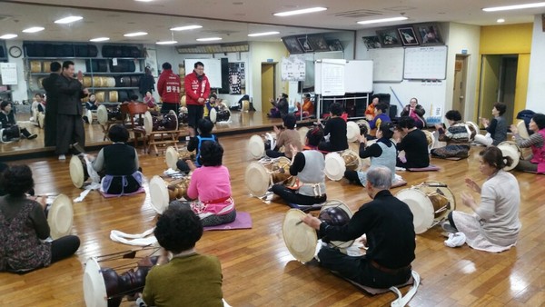 ▲ 윤두현 후보가 8일 서구문화회관을 찾아 지역 문화와 예체능 시설확충을 늘리겠다는 입장을 밝히고 있다.ⓒ윤 후보 제공