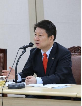 ▲ 권영진 대구시장이 8일 확대간부회의에서 봄철 해빙기 실질적 안전대책 마련을 주문하고 있다.ⓒ대구시 제공