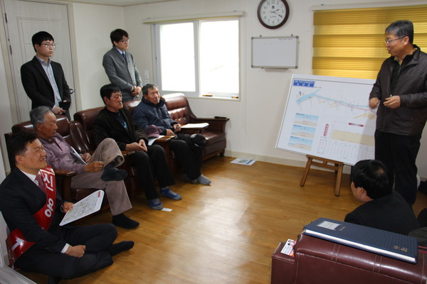 ▲ 신용한 새누리당 청주시 흥덕구 예비후보가 8일 오송읍 궁평~오송간 도로확포장공사 주민설명회에 참석해 주민들의 의견을 듣고있다. ⓒ신용한 예비후보 사무소