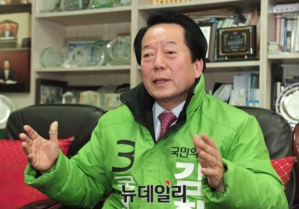 ▲ 서울 관악을 지역구의 국민의당 예비후보인 김희철 전 의원이 8일 자신의 사무소에서 본지와 단독 인터뷰를 갖고 당내 현안 및 경선 문제, 총선 전망과 관련한 입장을 밝히고 있다. ⓒ뉴데일리 이종현 기자