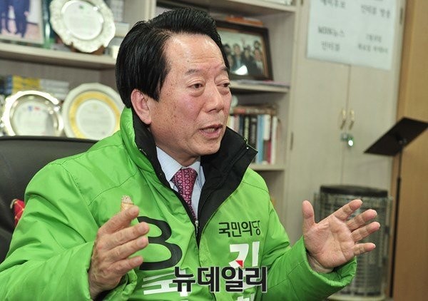 ▲ 서울 관악을 지역구의 국민의당 예비후보인 김희철 전 의원이 8일 자신의 사무소에서 본지와 단독 인터뷰를 갖고 당내 현안 및 경선 문제, 총선 전망과 관련한 입장을 밝히고 있다. ⓒ뉴데일리 이종현 기자