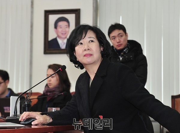 ▲ 더불어민주당 손혜원 홍보위원장이 새 당명을 발표하는 모습이다. 손혜원 홍보위원장은 지난7월 영입돼 더불어민주당의 셀프디스 캠페인을 여는 한편, 백보드를 교체하며 당의 이미지를 살리는데 노력했다. ⓒ뉴데일리 이종현 기자
