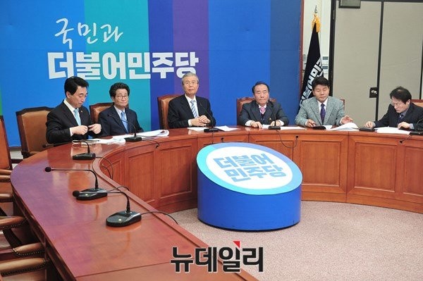 ▲ 더민주의 백보드는 현재 여러 색이 섞여있다. 이는 새정치민주연합 때와 비교하면 눈에 띄는 변화다. ⓒ뉴데일리 이종현 기자