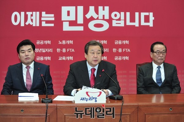 ▲ 새누리당 조동원 홍보기획본부장은 지난 해 말, 노동4법 정국 당시 '이제는 민생입니다'라는 글귀를 내걸었다. 더불어민주당의 전향적 태도를 촉구하는 글귀로 해석됐다. ⓒ뉴데일리 이종현 기자