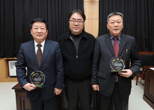 ▲ 최진현 청주시의회 재정경제위원장이 남성현 국장과 김인석과장에게 감사패를 전달한 뒤 기념촬영하고 있다.ⓒ청주시