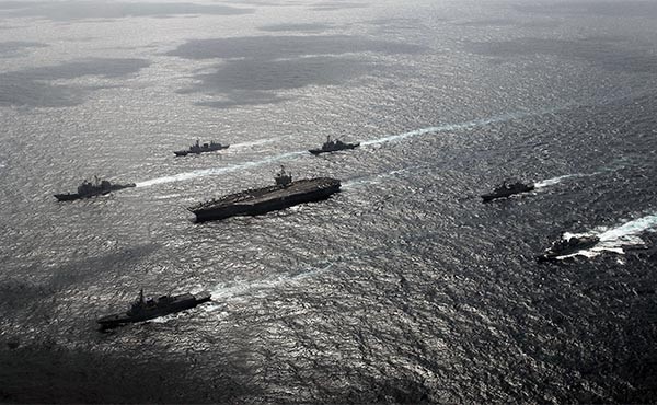 ▲ 2009년 3월 20일 美해군이 '키 리졸브' 훈련에 참가한 '존 C 스테니스'호와 항모전단 구축함, 한국해군의 이지스 구축함을 찍은 사진. 과연 中남해함대가 이 정도 함대를 '포위'할 전투함을 보냈을까. ⓒ美해군-위키피디아 공개 사진.