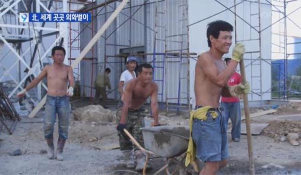 ▲ 해외에 파견되어 강제노동에 시달리는 북한 근로자들. 이들이 번 돈도 대부분 김정은 집단의 수중으로 들어간다. ⓒ지난 1월 KBS 북한 해외파견근로자 관련보도 캡쳐