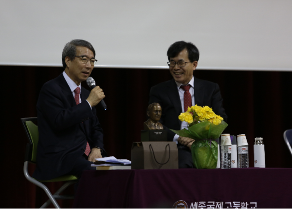 ▲ 사진은 정운찬 전 국무총리가 토크콘서트를 진행하는 모습ⓒ세종시교육청