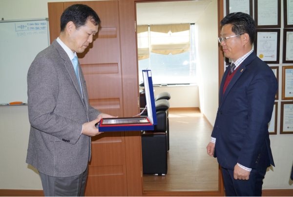 ▲ ㈜피닉스건설이 ‘전기안전 우수 시공패'를 받았다.ⓒ천안시