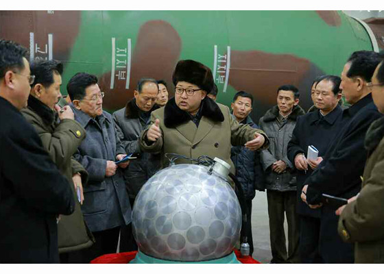 ▲ 김정은이 기폭장치 앞에서 연설하고 있다. 군당국과 핵 전문가는 이를 실제기폭장치가 아니라는 분석을 내놨다.ⓒ북한 노동신문 홈페이지