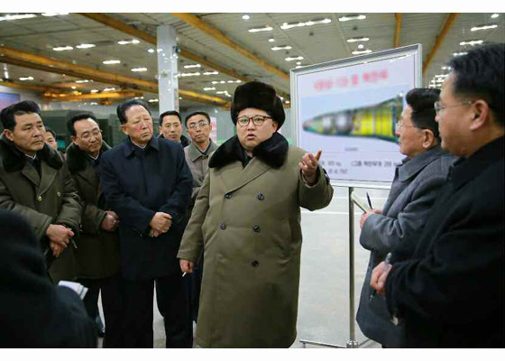▲ 김정은이 KN-08 설계도 그림앞에서 핵과학자들에게 연설하고 있다.ⓒ북한 노동신문 홈페이지