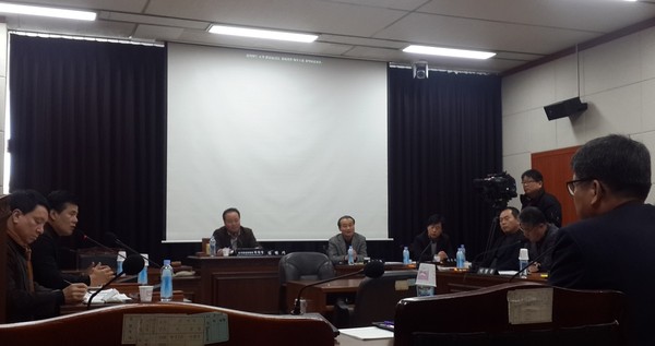 ▲ 청주시와 시의회 도시건설위원회가 9일 통합 시청사 부지 인근에 건축예정인 49층 주상복합아파트 건립에 대해 간담회를 열고 이 아파트부지 매입여부에 대해 집중 논의했다.ⓒ김종혁 기자