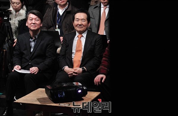 ▲ 국민의당 안철수 대표와 더불어민주당 정세균 전 대표가 9일 서울 대학로에서 진행된 이세돌 9단과 구글 알파고 간의 대국 생중계 바둑콘서트장에서 빔프로젝트를 통해 중계되는 대국 관전에 몰입해 있다. ⓒ뉴데일리 이종현 기자