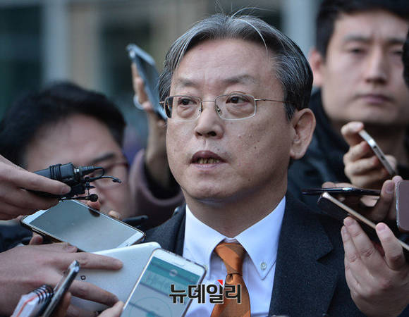 ▲ 서울가정법원 재판부는 9일 신격호 총괄회장에 대한 '성년후견인 개시 심판 청구' 건과 관련한 2차 심리에서 신격호 롯데그룹 총괄회장이 정신건강 감정 의뢰기관을 서울대병원으로 지정했다. 사진은 신동주 전 부회장의 법률대리인이 재판 결과를 기자들에게 설명하고 있는 모습.ⓒ정상윤 기자