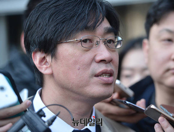 ▲ 서울가정법원 재판부는 9일 신격호 총괄회장에 대한 '성년후견인 개시 심판 청구' 건과 관련한 두 번째 심리에서 신격호 롯데그룹 총괄회장이 정신건강 감정 의뢰기관을 서울대병원으로 지정했다. 사진은 신정숙 측 법률대리인이 재판 결과를 기자들에게 설명하고 있는 모습.ⓒ정상윤 기자