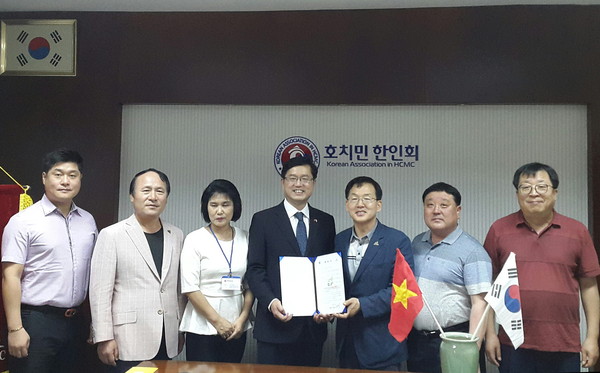 ▲ 제천엑스포방문단이 베트남 호치민 관광협회와 한인회를 방문한 모습ⓒ제천시