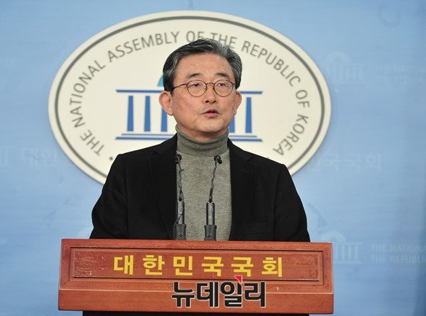 ▲ 새누리당 이한구 공천관리 위원장이 10일 2차 경선지역으로 31곳을 발표했다. 같은 자리에서 단수추천으로 4명이 뽑히기도 했다. ⓒ뉴데일리 이종현 기자