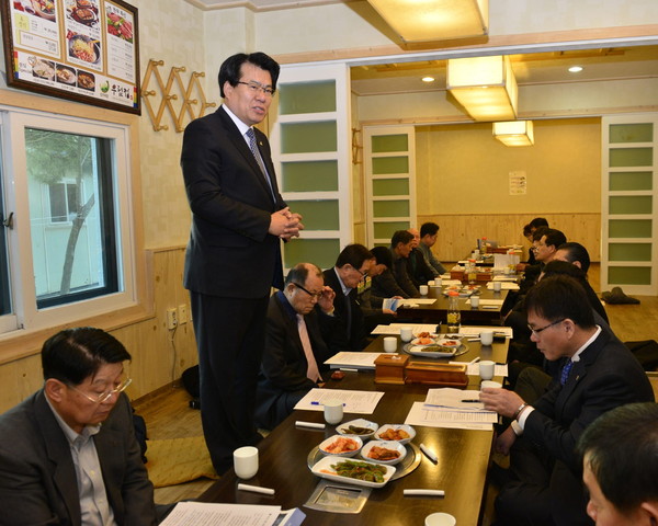 ▲ 이근규 제천시장이 제천시기업인협의회 조찬감담회에서 인삿말을 하고 있다ⓒ제천시