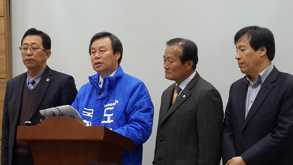 도종환 더불어민주당 국회의원이 10일 충북도청 브리핑룸에서 기자회견을 열고 이해찬 의원의 KTX세종역 신설 공약에 반대의사를 밝혔다.ⓒ김종혁 기자