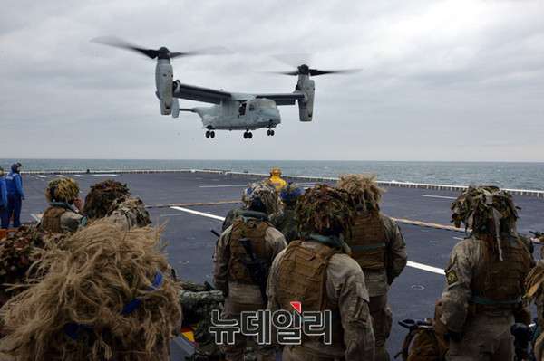 ▲ 우리해군 독도함에서 뉴질랜드군 장병들이 미해병대 오스프리 항공기 착함을 기다리고 있다.ⓒ해군