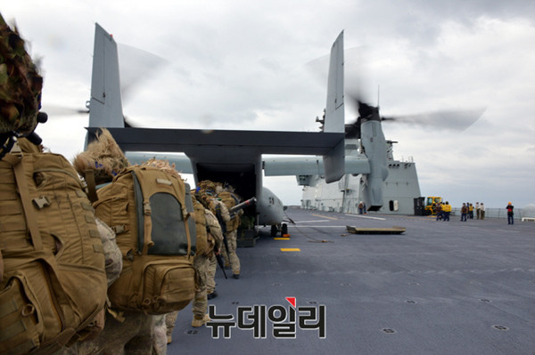 ▲ 우리해군 독도함에서 뉴질랜드 군 장병들이 미해병대 오스프리 항공기에 탑승하고 있다.ⓒ해군