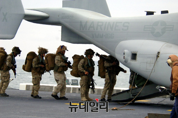 ▲ 우리해군 독도함에서 뉴질랜드군 장병들이 미해병대 오스프리 항공기에 탑승하고 있다.ⓒ해군