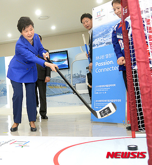 ▲ 박근혜 대통령이 10일 오전 스포츠 문화·산업 비전 보고대회가 열린 대구시 수성구 대구육상진흥센터에서 하키 체험을 하고 있다. ⓒ뉴시스