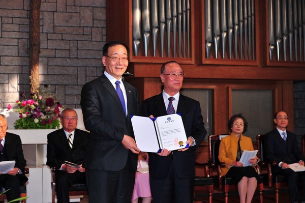 ▲ 이융조 충북대 명예교수(오른쪽)가 김용학 연세대 총장으로부터 용재 학술상을 받고 있다.ⓒ충북대
