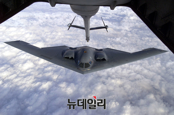 ▲ 공중급유 중인 B-2 스텔스 폭격기.ⓒ미공군