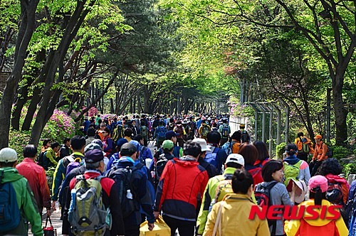 ▲ (자료사진) 봄철을 맞아 서울 관악산을 찾은 등산객. ⓒ뉴시스