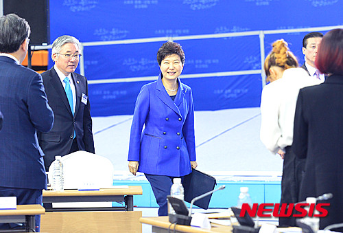 ▲ 박근혜 대통령이 10일 오전 경북 신청사 방문에 앞서 스포츠 문화·산업 비전 보고대회가 열린 대구시 수성구 대구육상진흥센터에 입장하고 있다. ⓒ뉴시스