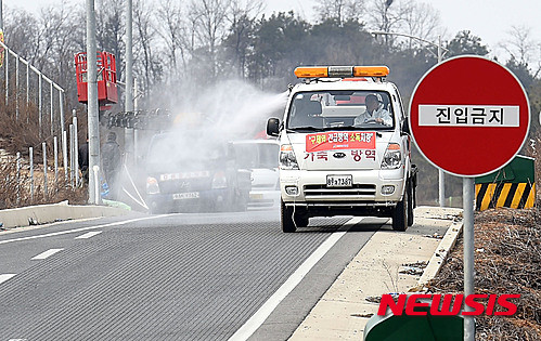 ▲ 충남 천안시와 공주시의 양돈농가에서 구제역 확진 판정이 내려진 18일 오후 경기도 안성시 독정교차로 인근에서 안성시청 축산정책과 위기대응팀이 방역을 실시하고 있다. ⓒ뉴시스