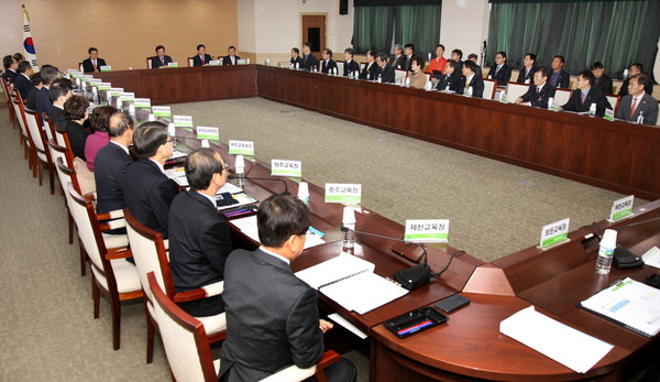 ▲ 충북도교육청이 10일 직속기관장, 교육장이 한 자리에 모여 정책과 생각을 공유하고 소통하며 충북교육의 희망적인 비전을 만드는 시간을 가졌다.ⓒ충북도교육청