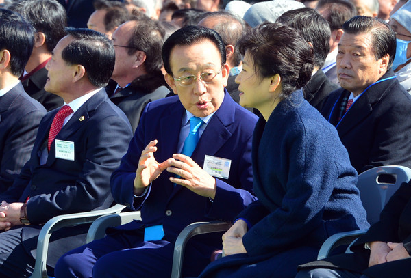 ▲ 박근혜 대통령과 김관용 지사가 10일 오후 경북도청 신청사 개청식에서 대화를 나누고 있다.ⓒ경북도 제공