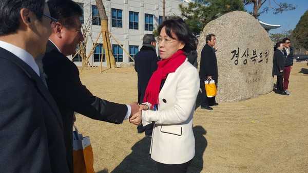 ▲ 이인선 대구 중남구 예비후보가 10일 경북도청 신청사 개청식에 참석해 도청 직원과 악수를 나누고 있다.ⓒ이 후보 제공