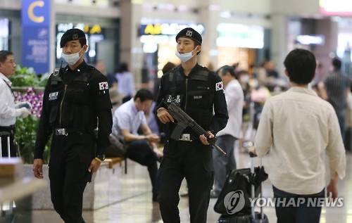 ▲ 인천국제공항 입국장에서 경계 근무 서는 경찰특공대원.ⓒ연합뉴스