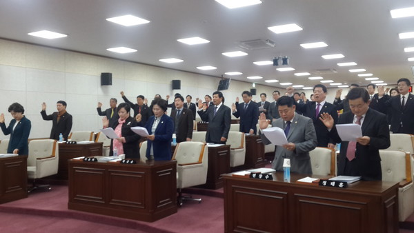 ▲ 청주시의회가 11일 본회의장에서 최근 몇몇 의원들의 일탈행위로 인해 빚어진 ‘비리백화점’의 오명을 씻기 위해 ‘의원행동강령 실천결의대회’를 열고 새 출발을 다짐하고 있다.ⓒ김종혁 기자