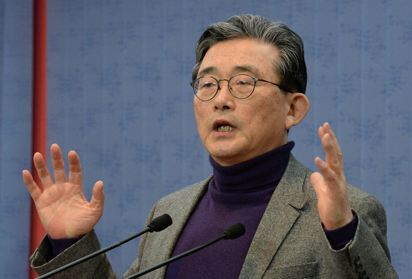 ▲ 이한구 새누리당 공천관리위원장이 11일 오전 서울 여의도 당사에서 면접 심사를 마친 뒤 공천 결과를 발표하고 있다.ⓒ뉴시스