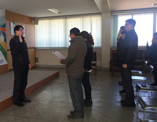 ▲ 한국농어촌공사 충주제천단양지사가 청렴서약을 하고 있는 모습ⓒ농어촌공사