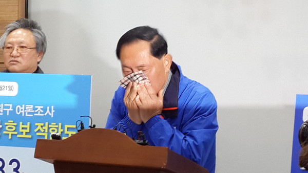 ▲ 이종윤 더불어민주당 청주시 청원구 예비후보가 11일 컷오프에 반발하는 기자회견중 눈물을 훔치고 있다.ⓒ김종혁 기자