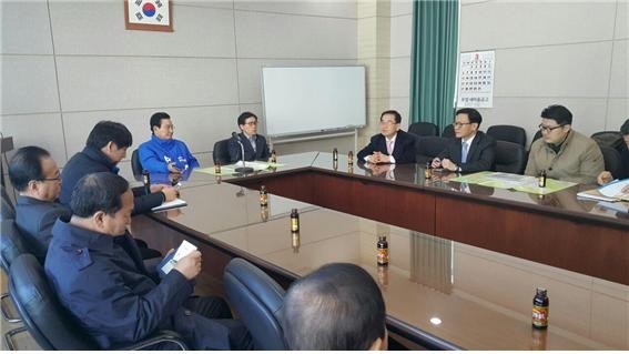 ▲ 변재일 의원(더민주 청주 청원구 예비후보)이 10일 충북 청주시 우암동 주민들의 민원 건의를 청취하고 SK와 청주시 및 주민과 현장 간담회를 가졌다.ⓒ변재일 의원 사무소