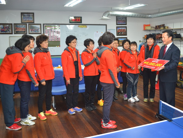 ▲ 정종현 충주시생체회장(오른쪽)이 발전기금을 전달하고 있다ⓒ충주시생활체육회